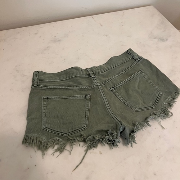 Size 24. Free People Olive Wash Denim Short Shorts. - Picture 4 of 6